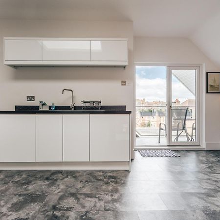 Private Two Bedroom Residence In Southbourne - Private Parking - Off The High Street - Minutes Away From The Beach Bournemouth Exteriér fotografie