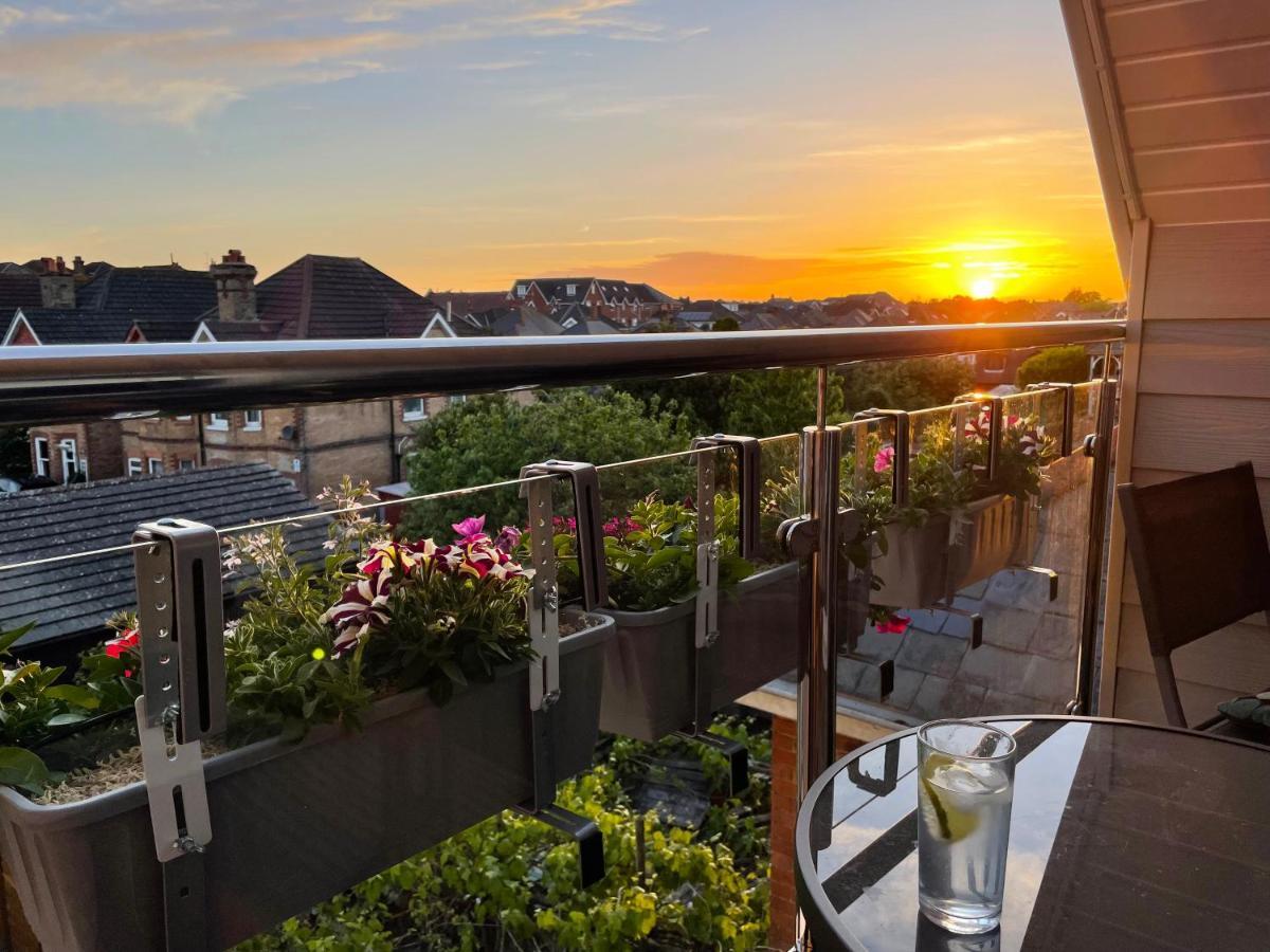 Private Two Bedroom Residence In Southbourne - Private Parking - Off The High Street - Minutes Away From The Beach Bournemouth Exteriér fotografie