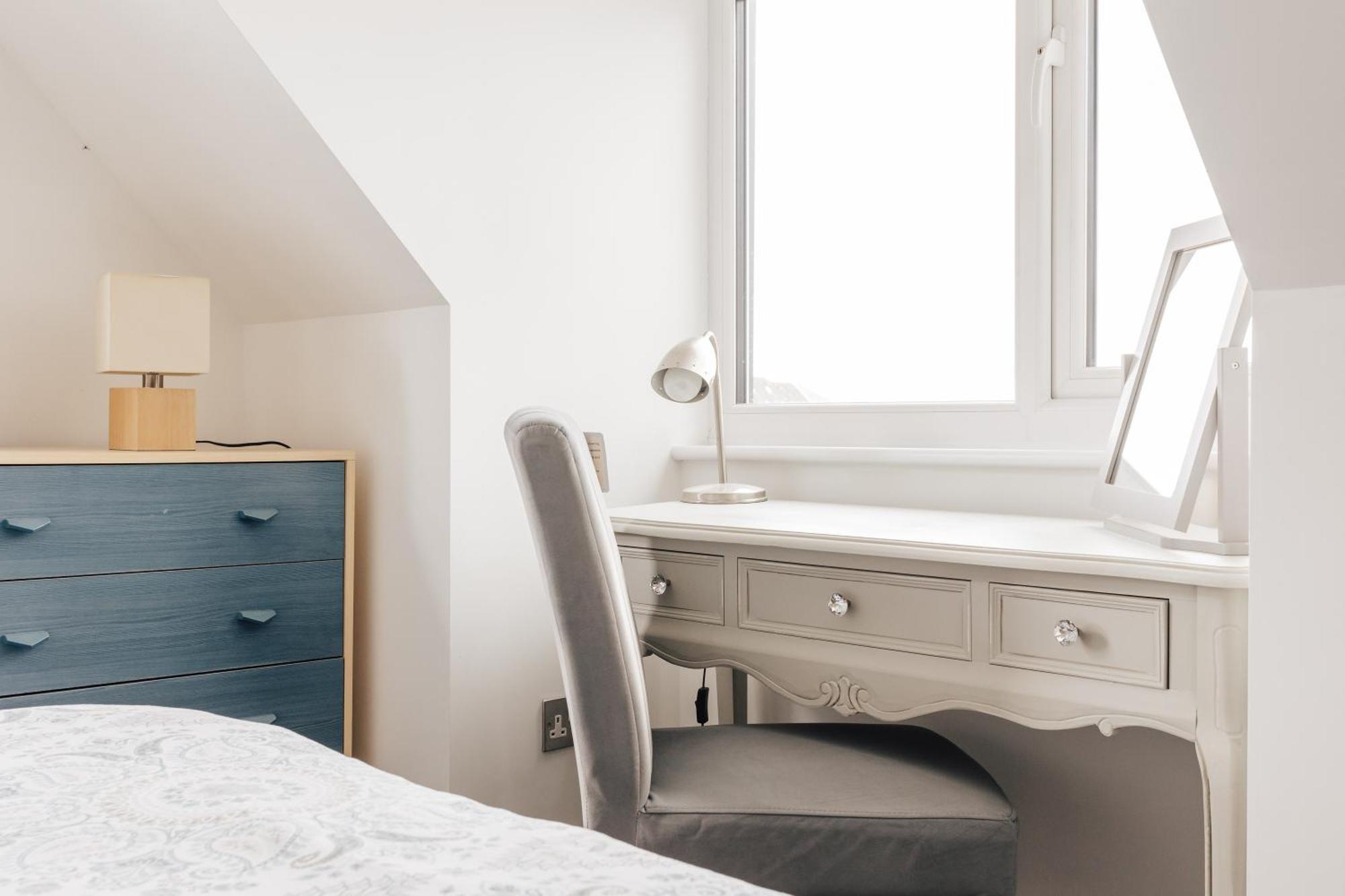 Private Two Bedroom Residence In Southbourne - Private Parking - Off The High Street - Minutes Away From The Beach Bournemouth Exteriér fotografie