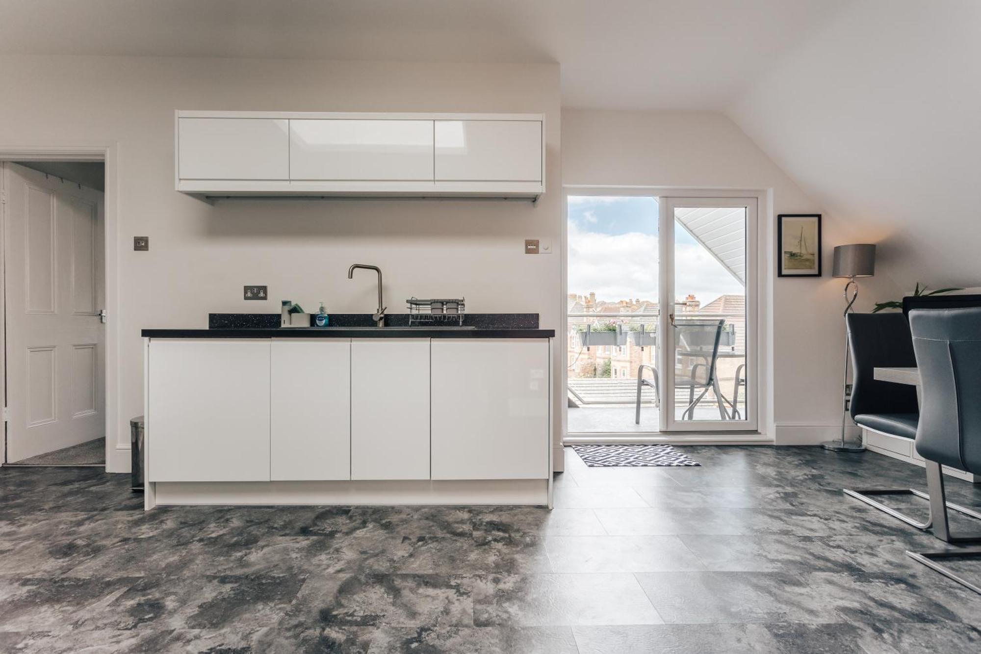 Private Two Bedroom Residence In Southbourne - Private Parking - Off The High Street - Minutes Away From The Beach Bournemouth Exteriér fotografie