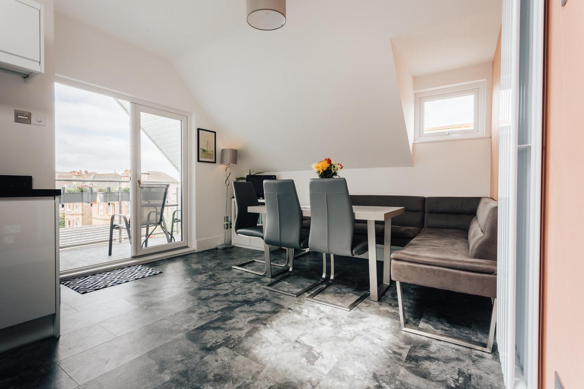 Private Two Bedroom Residence In Southbourne - Private Parking - Off The High Street - Minutes Away From The Beach Bournemouth Exteriér fotografie